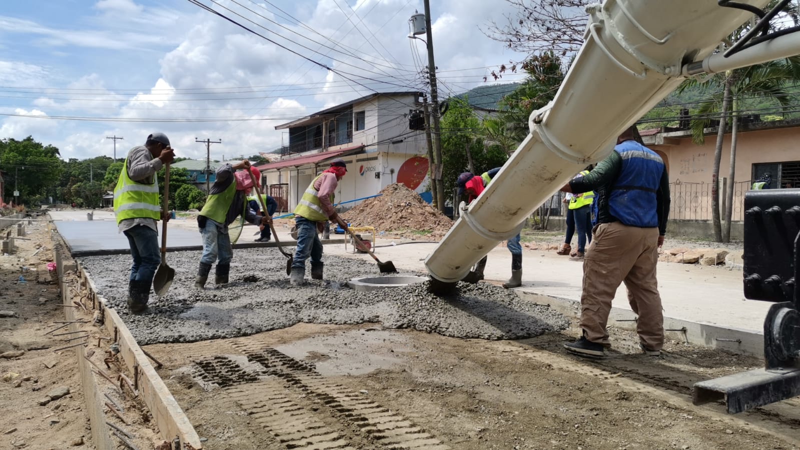 Trabajadores laboran en la pavimentación de una avenida de Chamelecón.