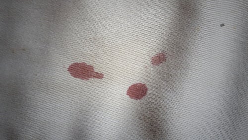 eliminar las manchas de sangre menstrual de ropa
