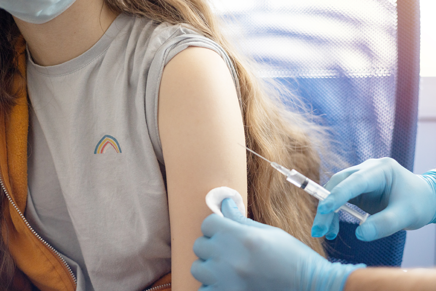 Con la vacunación de niños se puede tener un retorno seguro a clases presenciales.
