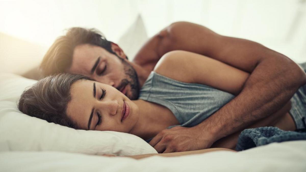posición dormir en parejas revela la relación