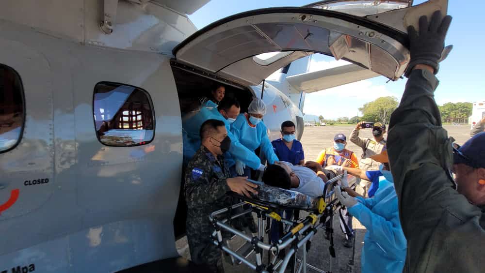 Los heridos fueron trasladados en un avión de la Fuerza Aérea de Honduras, en compañía de profesionales de salud para asistirlos.