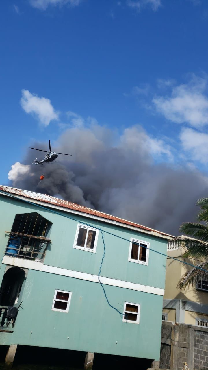 Por casi toda la mañana, el fuego y humo predominó en los cielos de la isla de Guanaja.