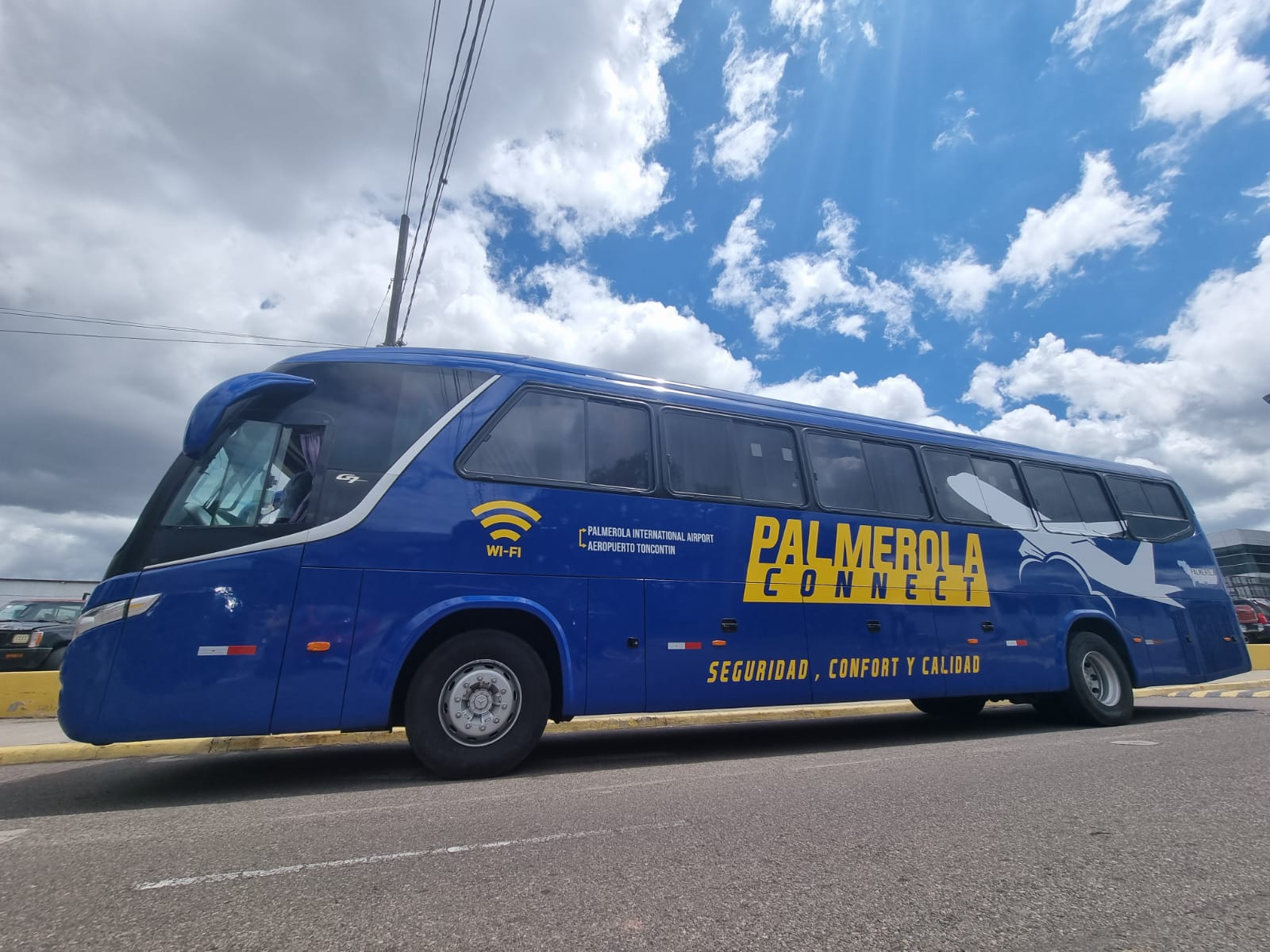 Peter Fleming expresó que ya se encuentran listos 5 autobuses para transportar pasajeros hacia terminales de Palmerola y Toncontin.