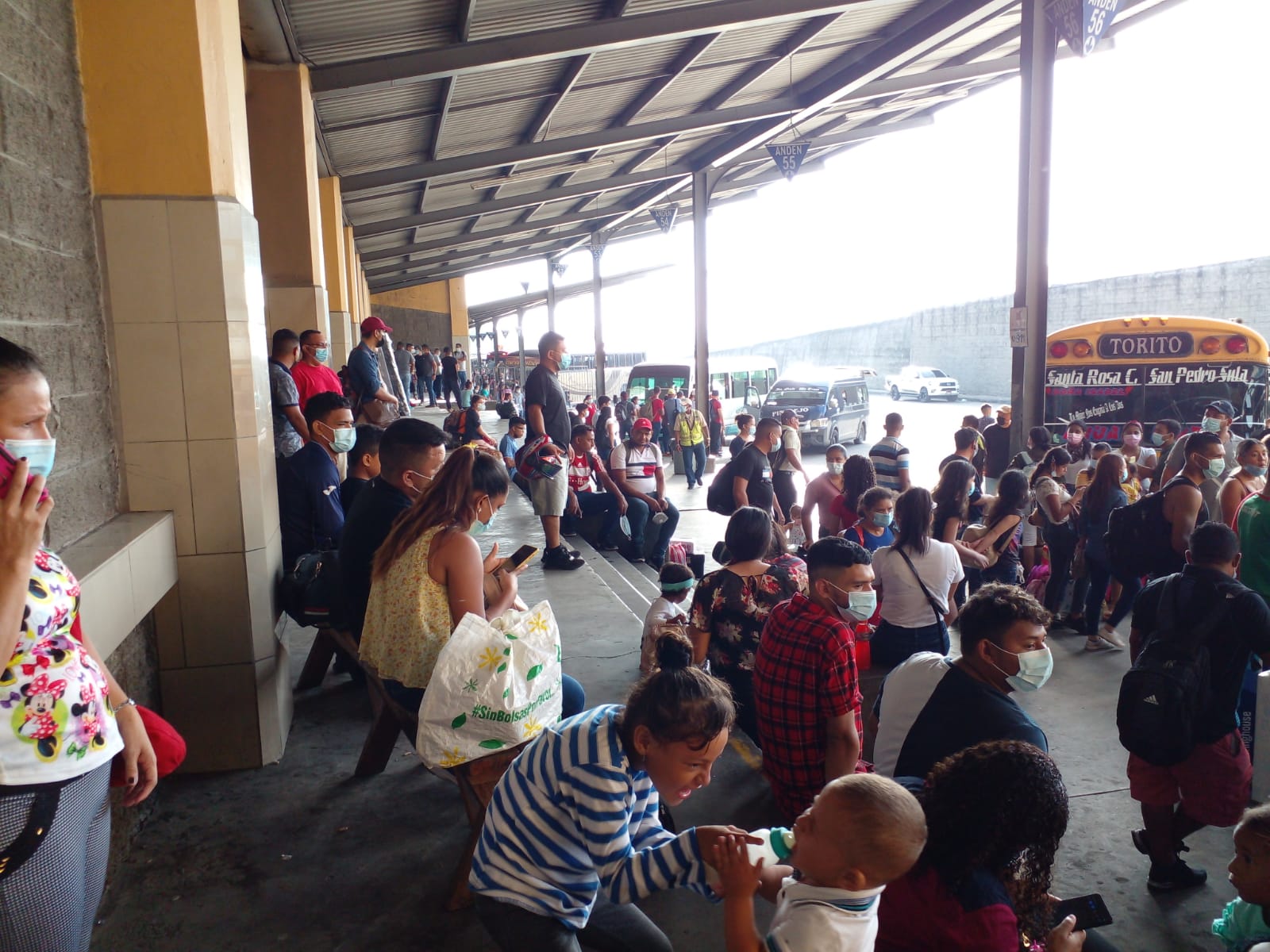 Adultos, jóvenes y niños esperaban en la Terminal.