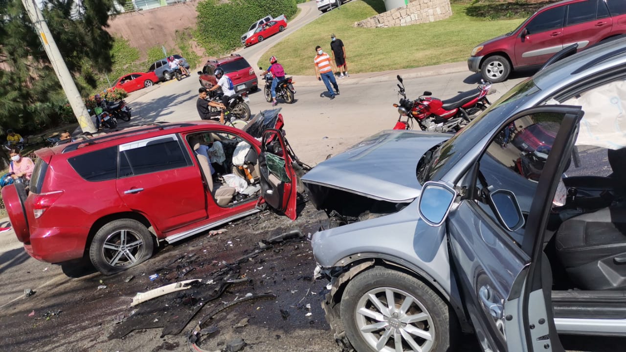 Mujer cae a quebrada con todo y carro en Tegucigalpa
