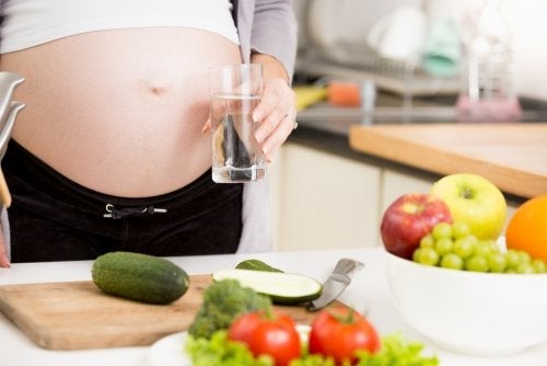 El agua, las frutas y verduras te ayudarán a que el embarazo sea saludable.