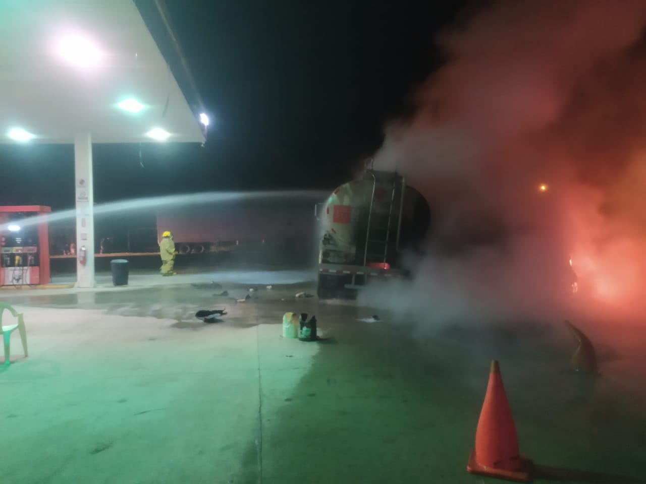 Momento que miembros del Cuerpo de Bomberos combaten el incendio en el camión cisterna en la comunidad de Pajuiles.