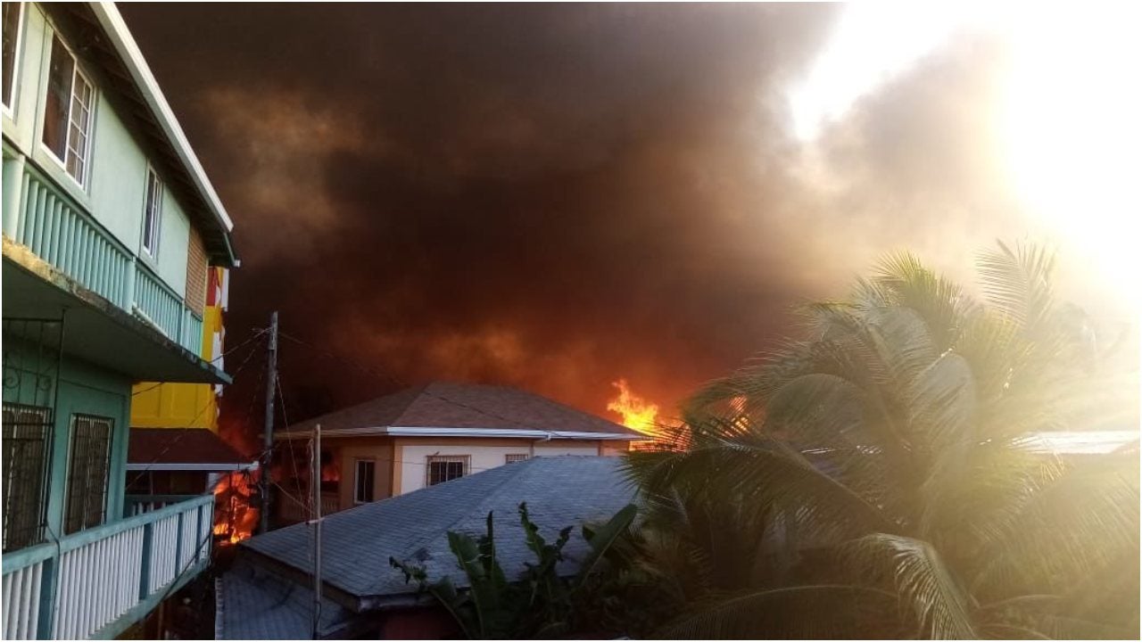 La mitad del Cayo fue destruido por las llamas, según reportes.