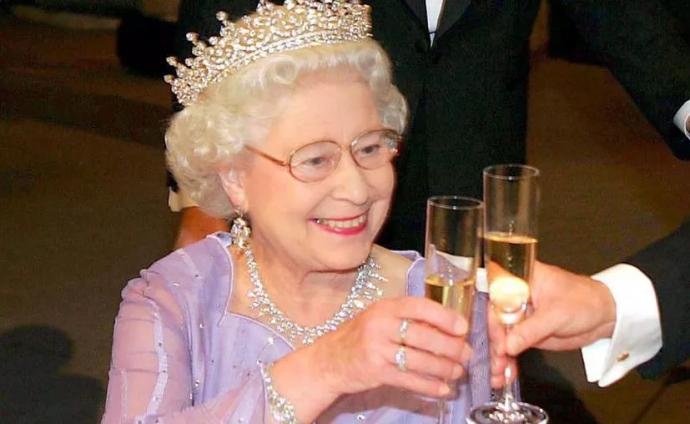 prohíben a Isabel II beber alcohol