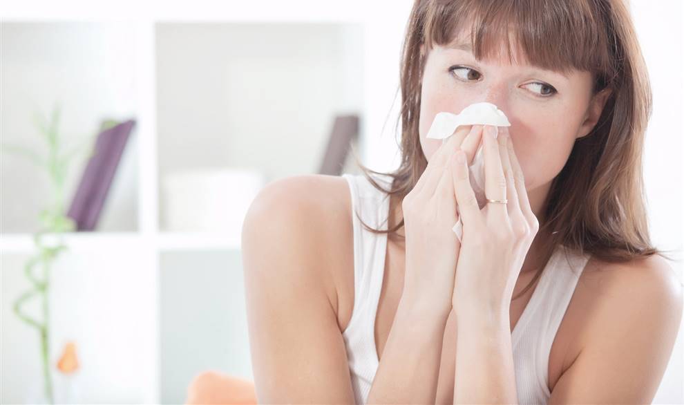 Uno de los principales síntomas es la tos seca.