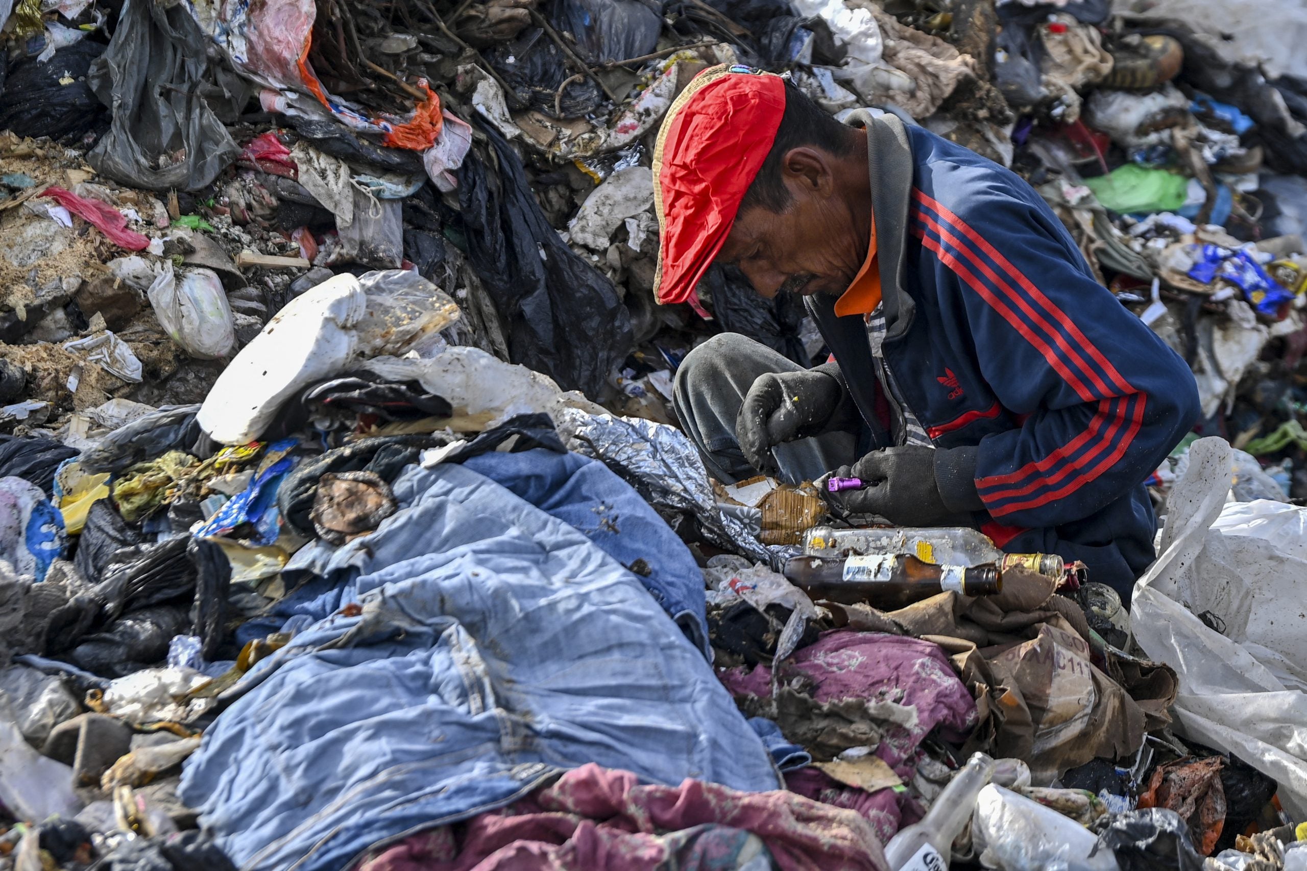 El basurero se ha convertido en su segundo hogar; ahí comen, trabajan y subsisten pese a los riesgos.