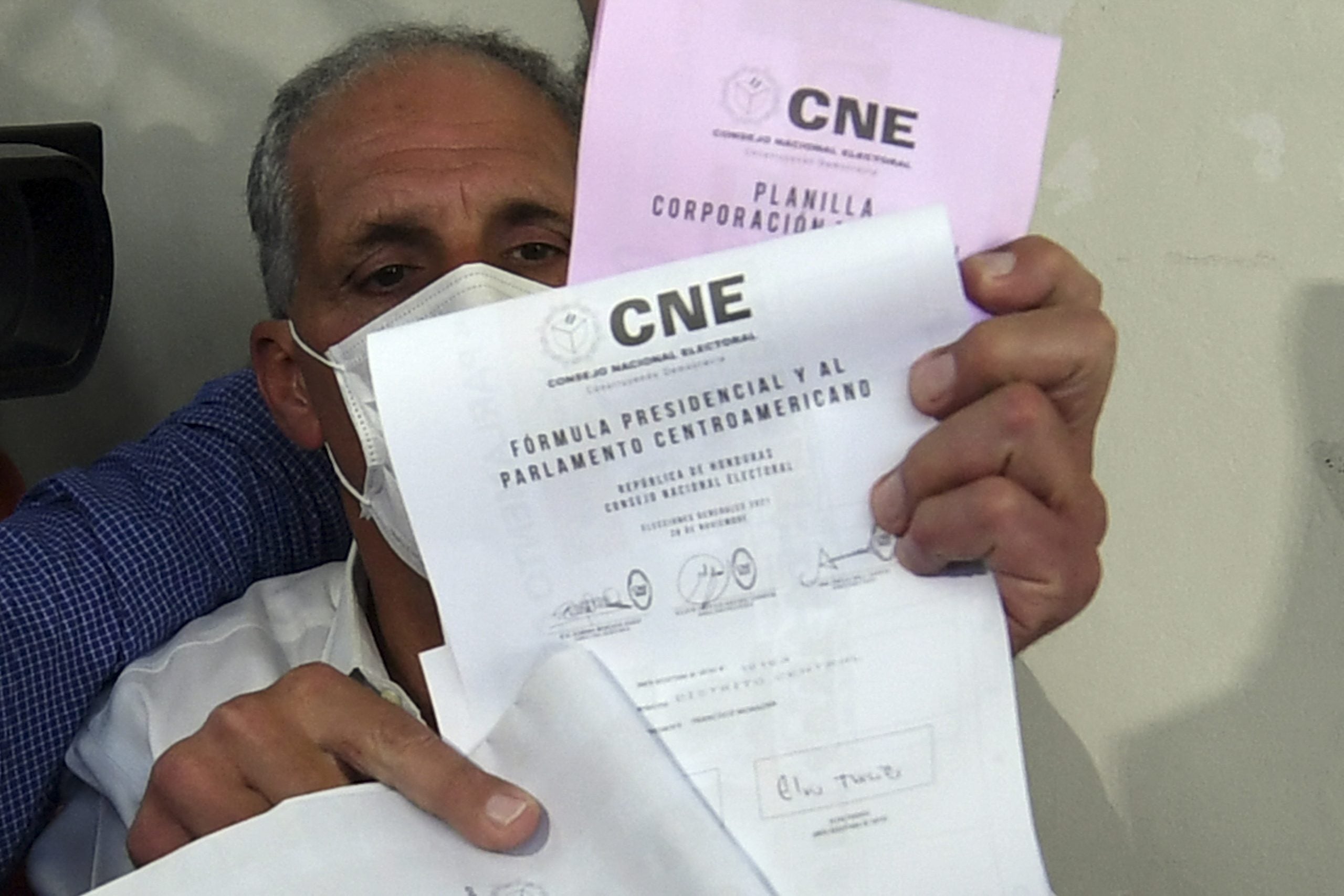Nasry Asfura votó en Tegucigalpa, llegó solo en horas de la mañana.