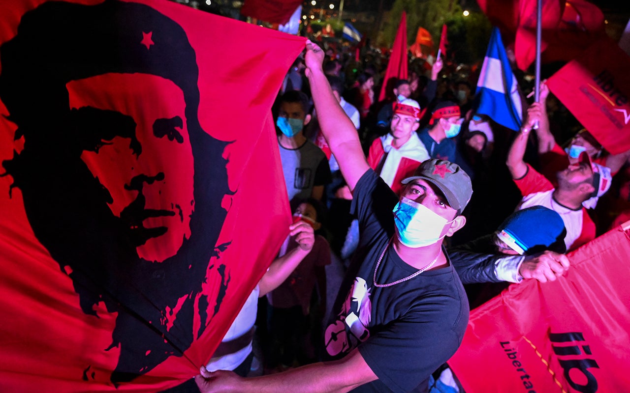 Banderas del Che Guevara flameaban afuera de la sede de Libre.