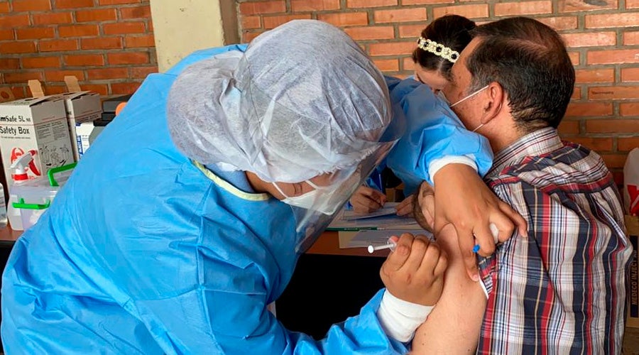 En Honduras la vacunación avanza a buen paso. De acuerdo a Forbes Centroamérica, para finales de 2021 ya se habrá vacunado al 40 % de la población.