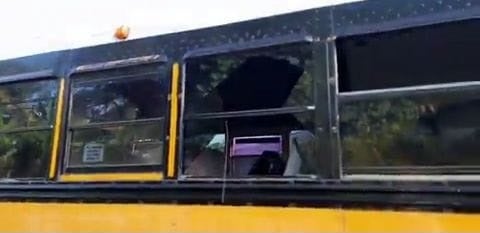 El autobús quedó dañado por las balas que impactaron en los vidrios.