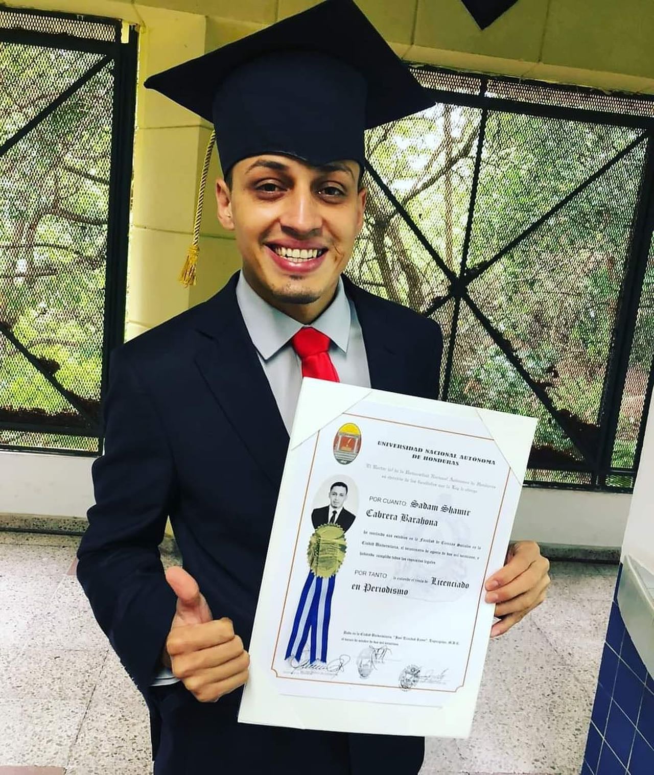 El hondureño contó todo el sacrificio que ha hecho por obtener su título universitario.