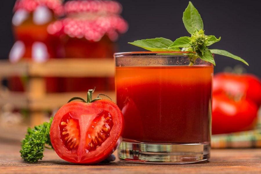 Puedes añadirle un toque de apio a tu jugo de tomate para hacerlo más consistente.