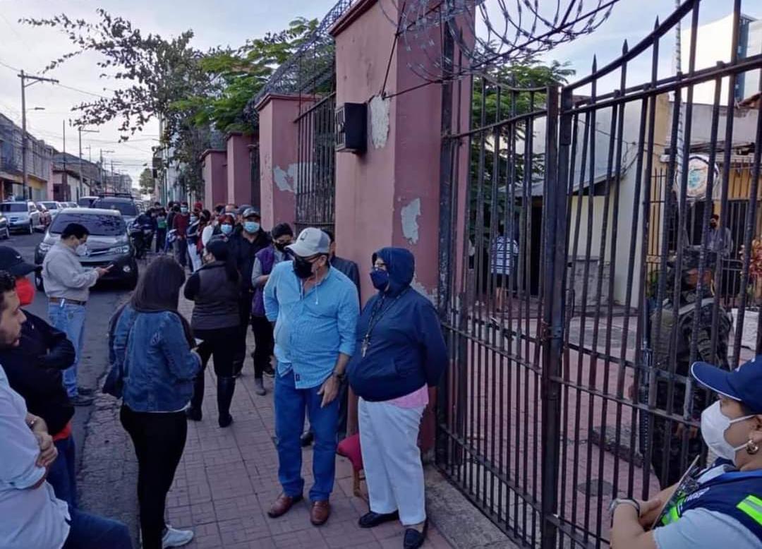 Cerrados permanecían los portones en el centro de votación Barrio Abajo, en la capital.