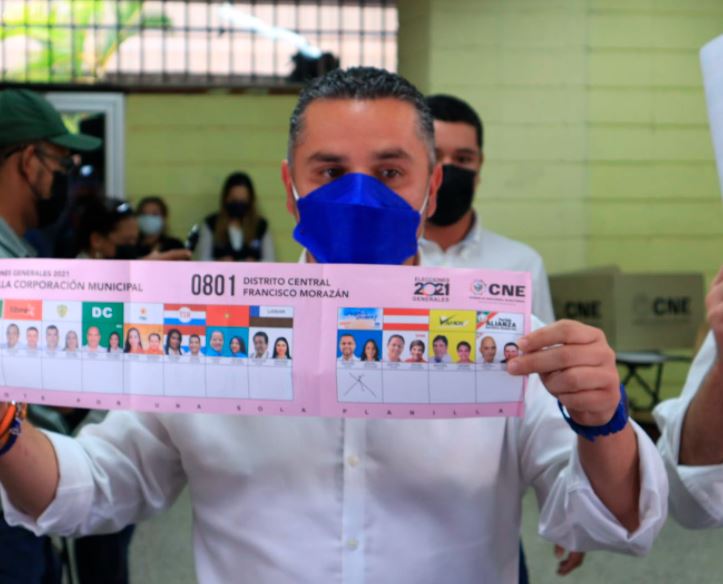 David Chávez mostrando por quien votó.