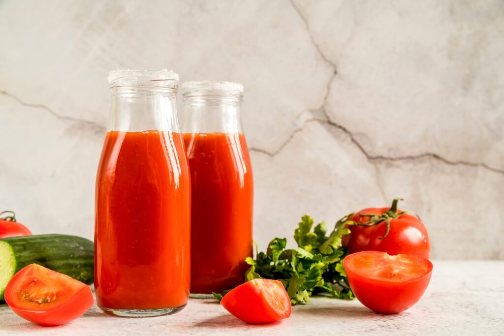 El jugo de tomate es bastante delicioso y aporta varios beneficios.