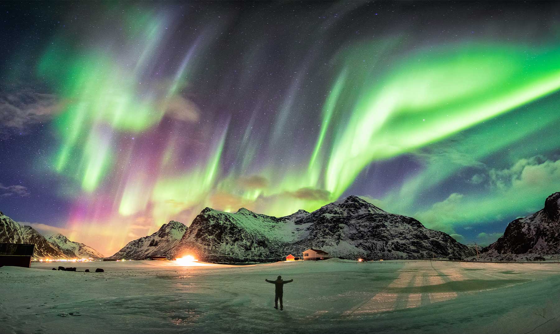 La noche polar está acompañada de cielo estrellado y auroras boreales.