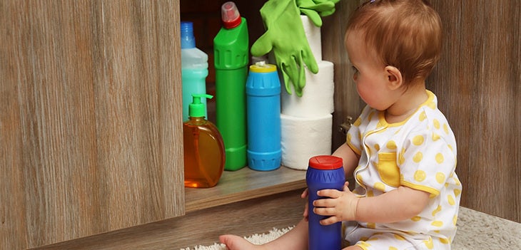 Los padres deben procurar poner fuera del alcance de los niños los productos químicos.