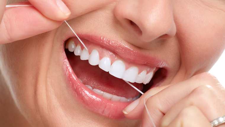 El hilo dental es sumamente importante para expulsar los restos de sucio que se almacenan en las encías y dientes.