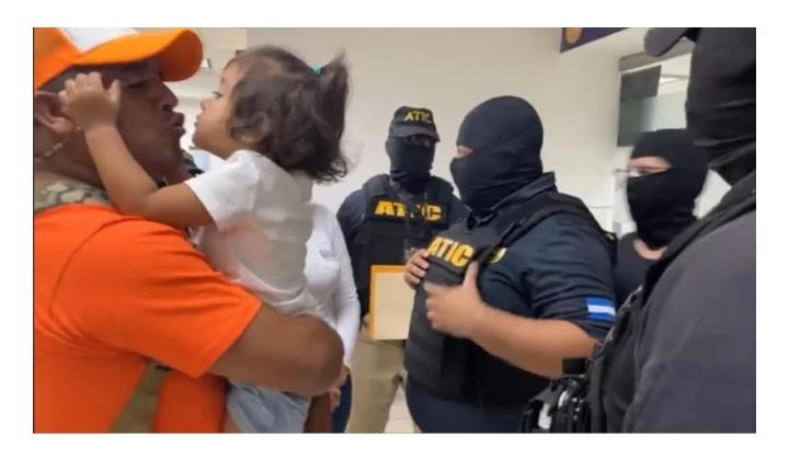 Al momento de la captura Orellana tenía en brazos a su hija menor.