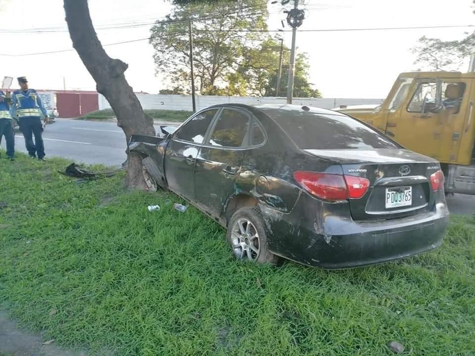 Al perder el control del volante, uno de los conductores chocó contra un árbol.