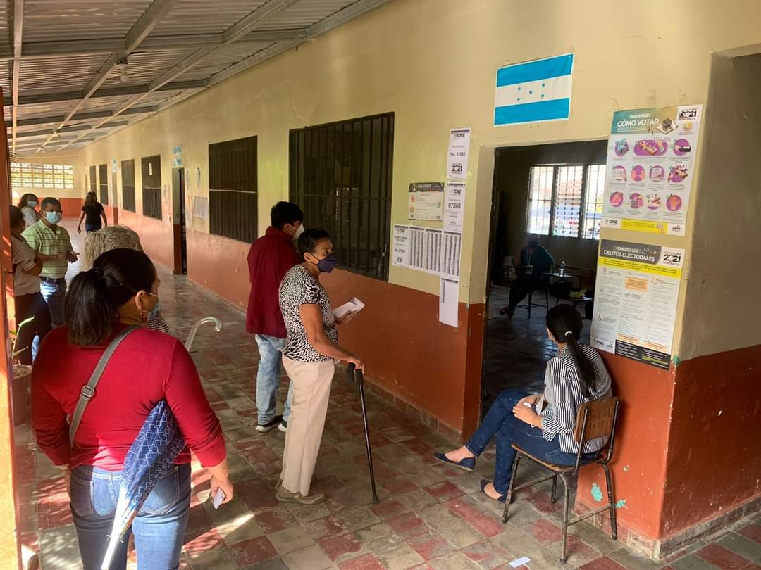 En Danlí, miles de cuidados han asistido a los centros de votación.