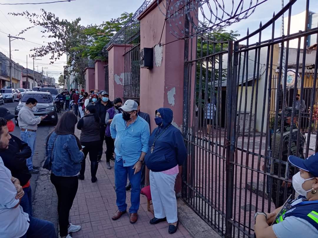 Desde tempranas horas de este domingo, la gente ya estaba lista para votar en Francisco Morazán.