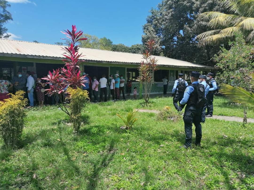 Autoridades policiales brindaron seguridad a los centros de vacunación en Olancho.