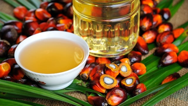 el aceite de palma no se usa en estado puro, sino que se somete a altísimas temperaturas para refinarlo, provocando sustancias tóxicas.