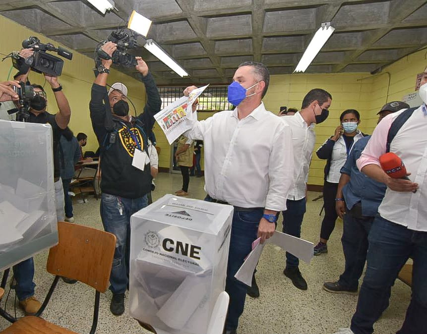 David Chávez votando en elecciones