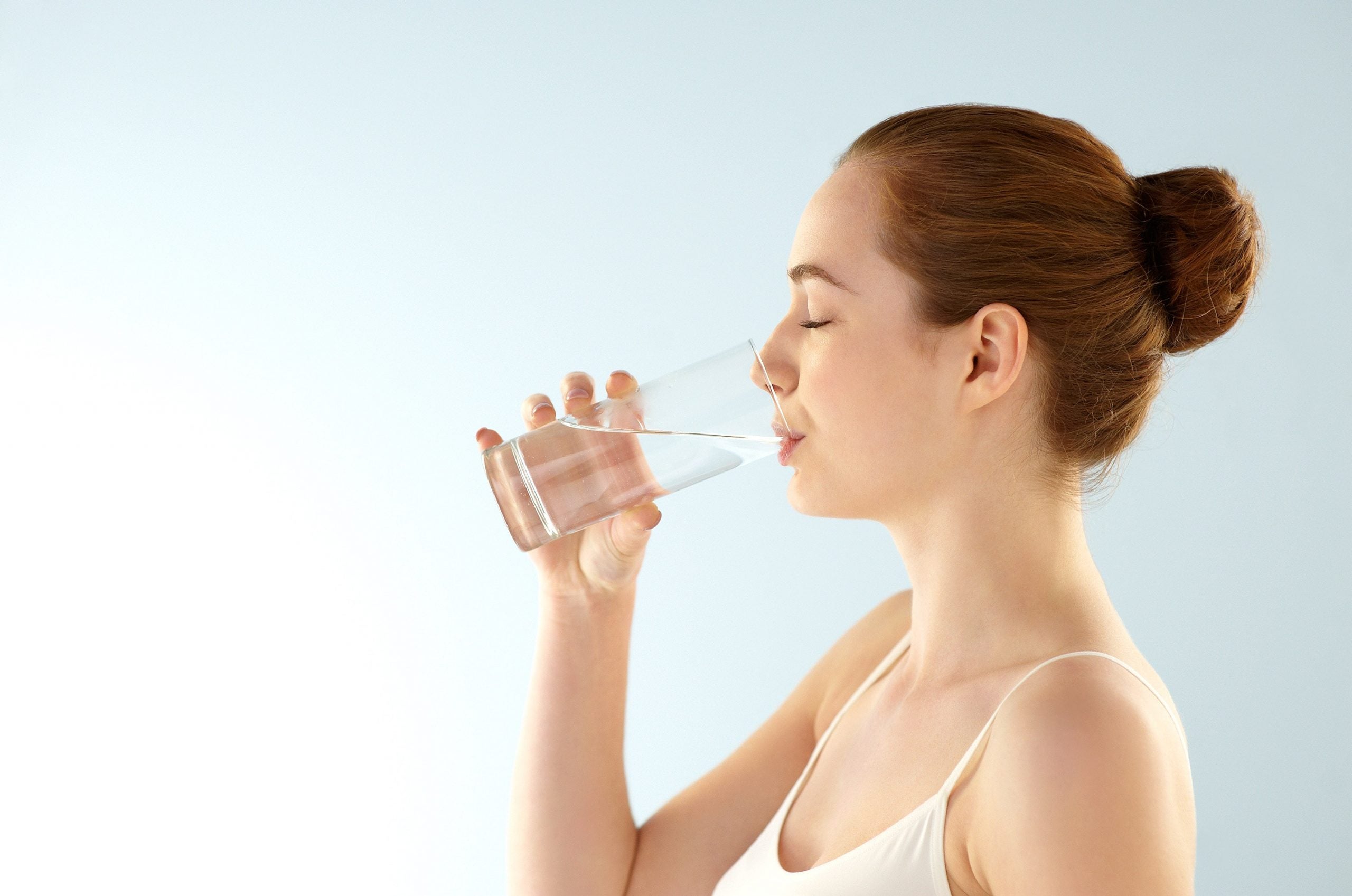 El agua es una fuente muy importante para mantenerse sano y alivia la ansiedad de comer al extremo.