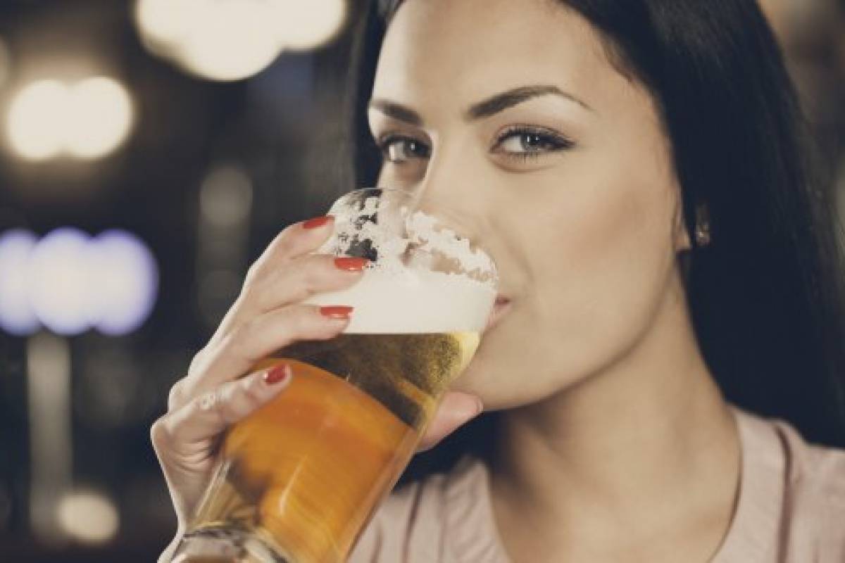 El consumo excesivo de alcohol genera un bajo deseo sexual en la mujer. 