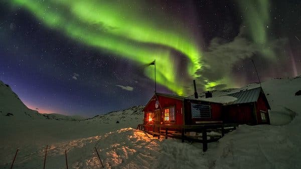 En Tromsø se tiene la idea que la llegada de la noche polar es por los turistas que llegan a ver las auroras boreales.