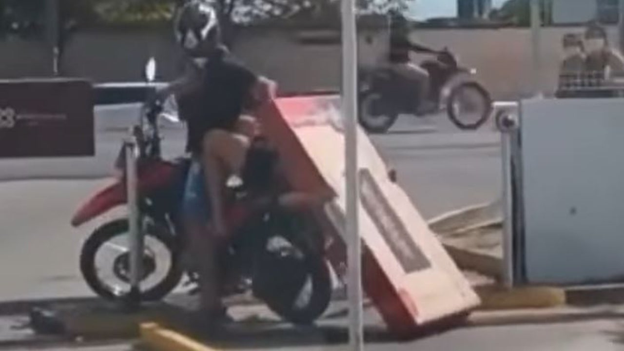 mujer cae motocicleta pantalla