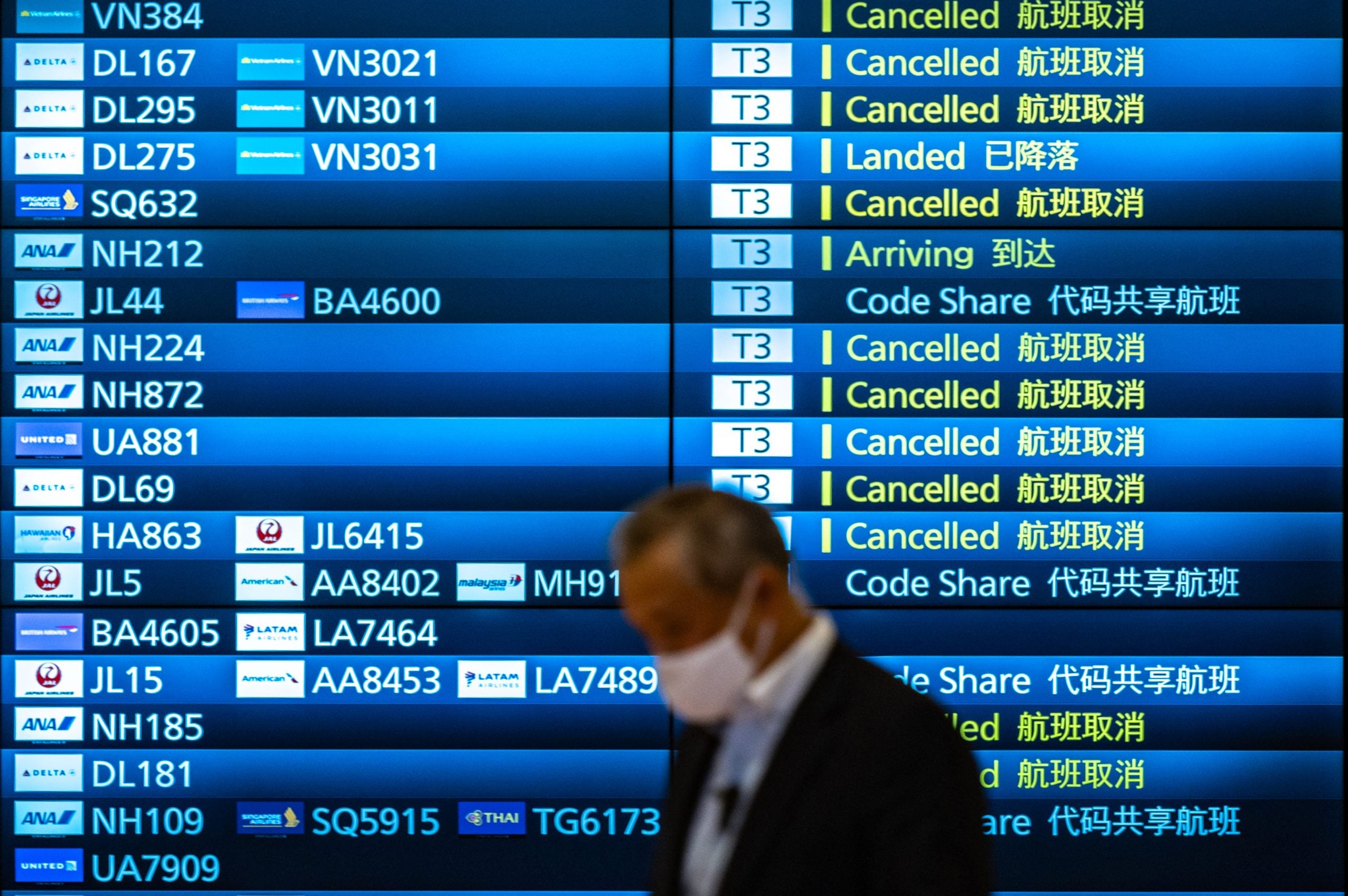 Más de 8 mil vuelos fueron cancelados en plena Nochebuena por ómicron.