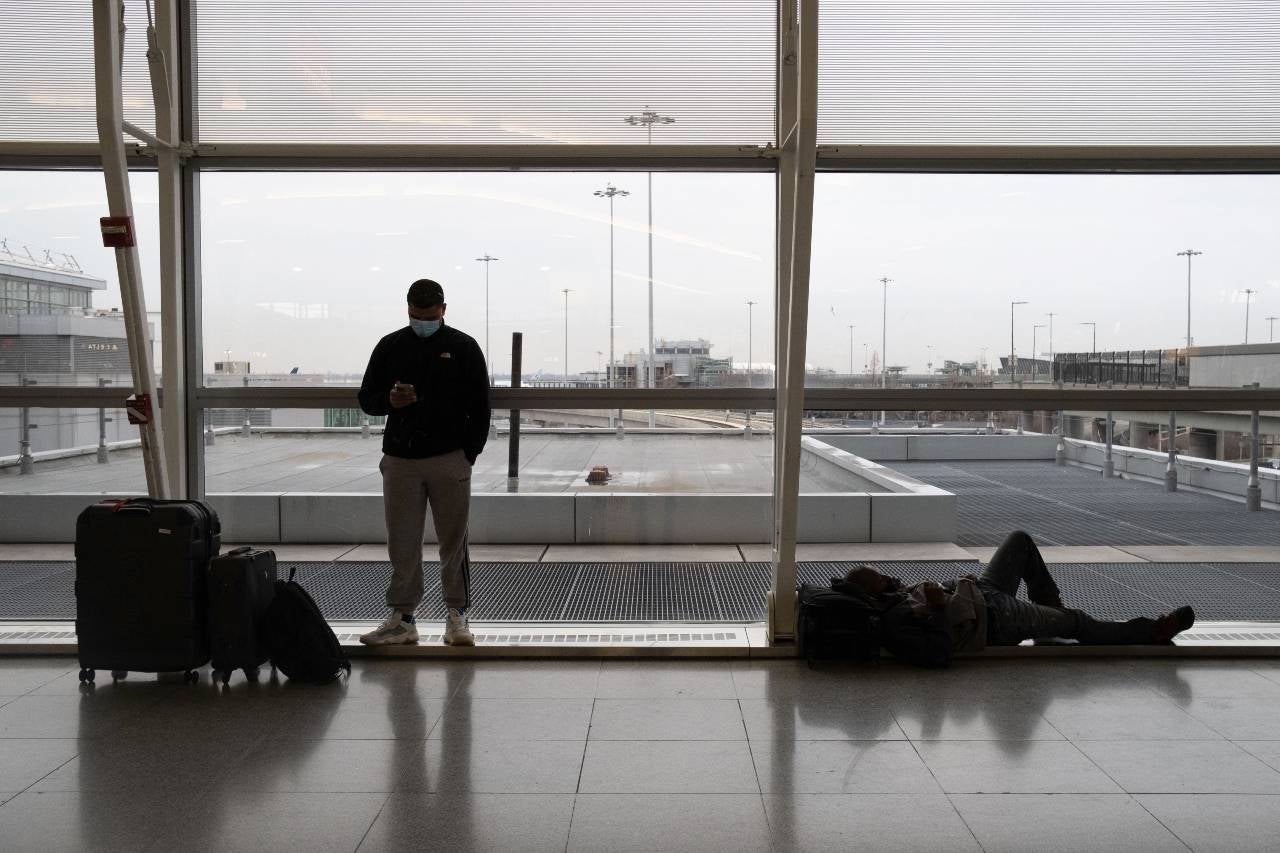 Debido a la masiva cancelación de vuelos, muchos pasajeros deben esperar una oportunidad para viajar.