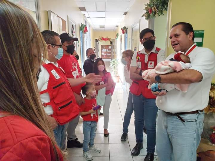Madre llega a Cruz Roja