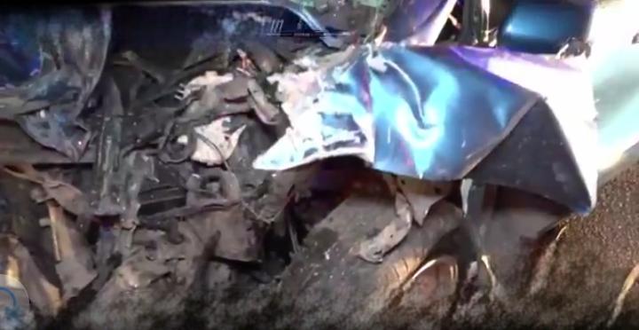 Prácticamente destruido quedó el vehículo en el que se transportaba la persona que resultó herida. Foto: HCH.
