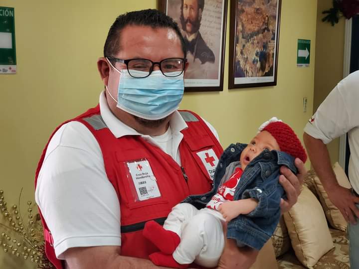 Madre llega a Cruz Roja