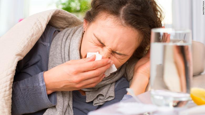 Los síntomas son bastante molestos y algunos los confunden con COVID, o un resfriado normal.
