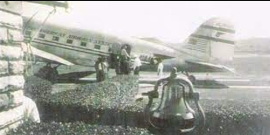 El DC.3 de PANAM en la antigua terminal de Toncontín. La campana para llamar pasajeros en primer plano.