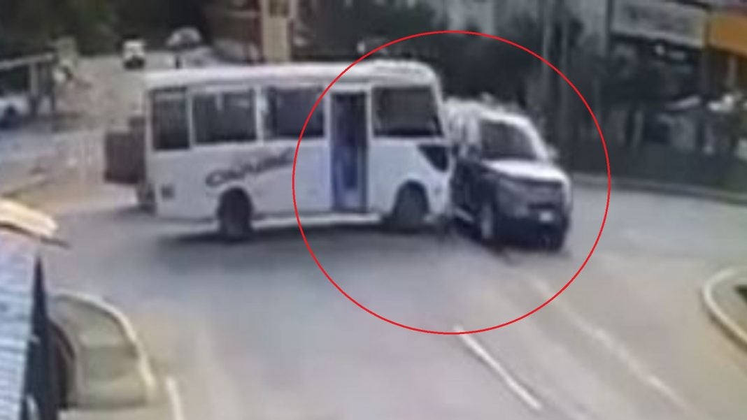 auto choca bus en Puerto Cortés