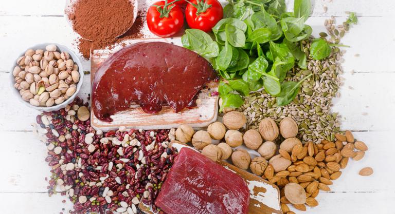 Comer pequeñas cantidades de carne junto con otras fuentes de hierro, como algunas verduras puede permitir una mayor ingesta de hierro a partir de estos alimentos.