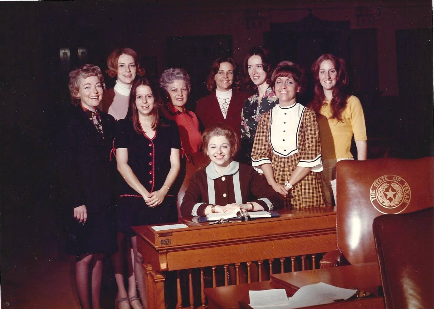 Sarah fue elegida como la primera mujer en formar parte de la Cámara de Representantes de Texas.