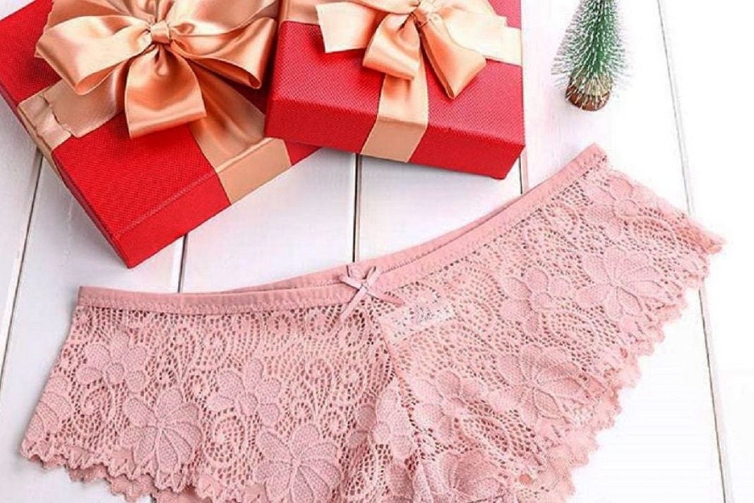 ropa interior rosa en Navidad