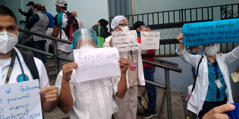 Los médicos y enfermeras protestan por que se les contrate como parte de la planilla de la SESAL.